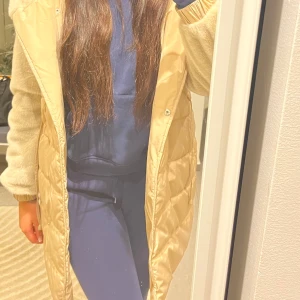 IPEKYOL JACKA/KAPPA - Snygg beige IPEKYOL jacka  med huva. Jätte varm och mysig nu till vintern. Pris går att diskutera🫶🏽🫶🏽🫶🏽