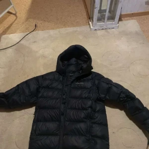 Peak jacka  - Säljer en svart dunjacka från Peak