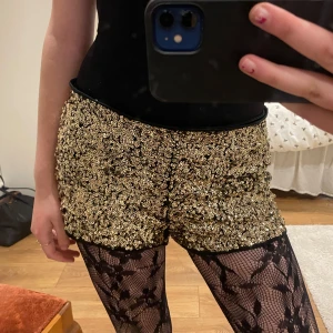 Guldiga paljettshorts - Snygga guldiga shorts täckta med paljetter. Den passar för stl S och är midwaist/low, kan frakta samma dag!!💕