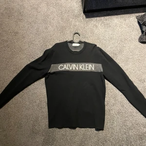 Calvin Klein hoddie - Snygg svart tröja från Calvin Klein. Knappt använd, storlek XL men passar även L och M