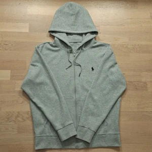 Ralph lauren zip hoodie - Säljer denna snygga Ralph Lauren zip hoodie i storleken M. Den är i väldigt bra skick, bara använd några gånger. Om du har andra frågor är det bara att skicka ett meddelande ✅️
