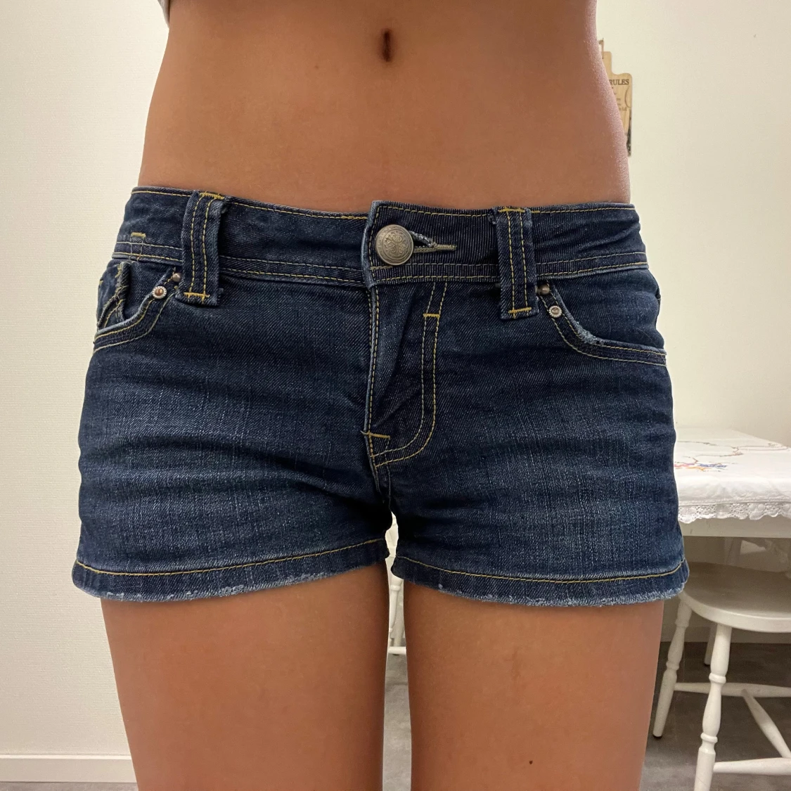 Mörkblå lågmidjade jeansshorts  - 91