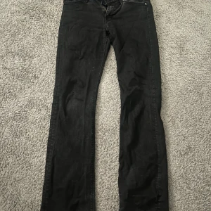 Svarta jeans från Lee - Snygga svarta jeans från Lee. Bra skick inga defekter. Lågmidjade och bootcut