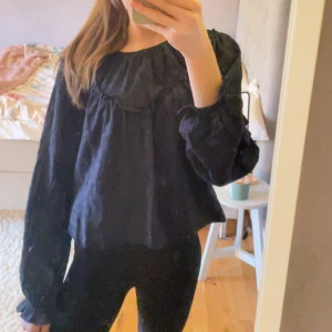 Mörkblå blus med volangdetaljer🩷 - Säljer en elegant mörkblå blus med volangdetaljer. Blusen har långa ärmar och en lös passform❤️Från Gina Tricot💘