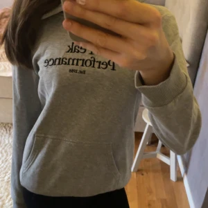 Grå hoodie från Peak Performance - Säljer en stilren grå hoodie från Peak Performance med svart text på bröstet. 💗