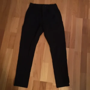 Svarta kostymbyxor från lager 157 - Snygga svarta kostymbyxor från lager 157 i storlek XS. De har en elastisk midja för extra komfort och en stilren design. Perfekta för en avslappnad look.