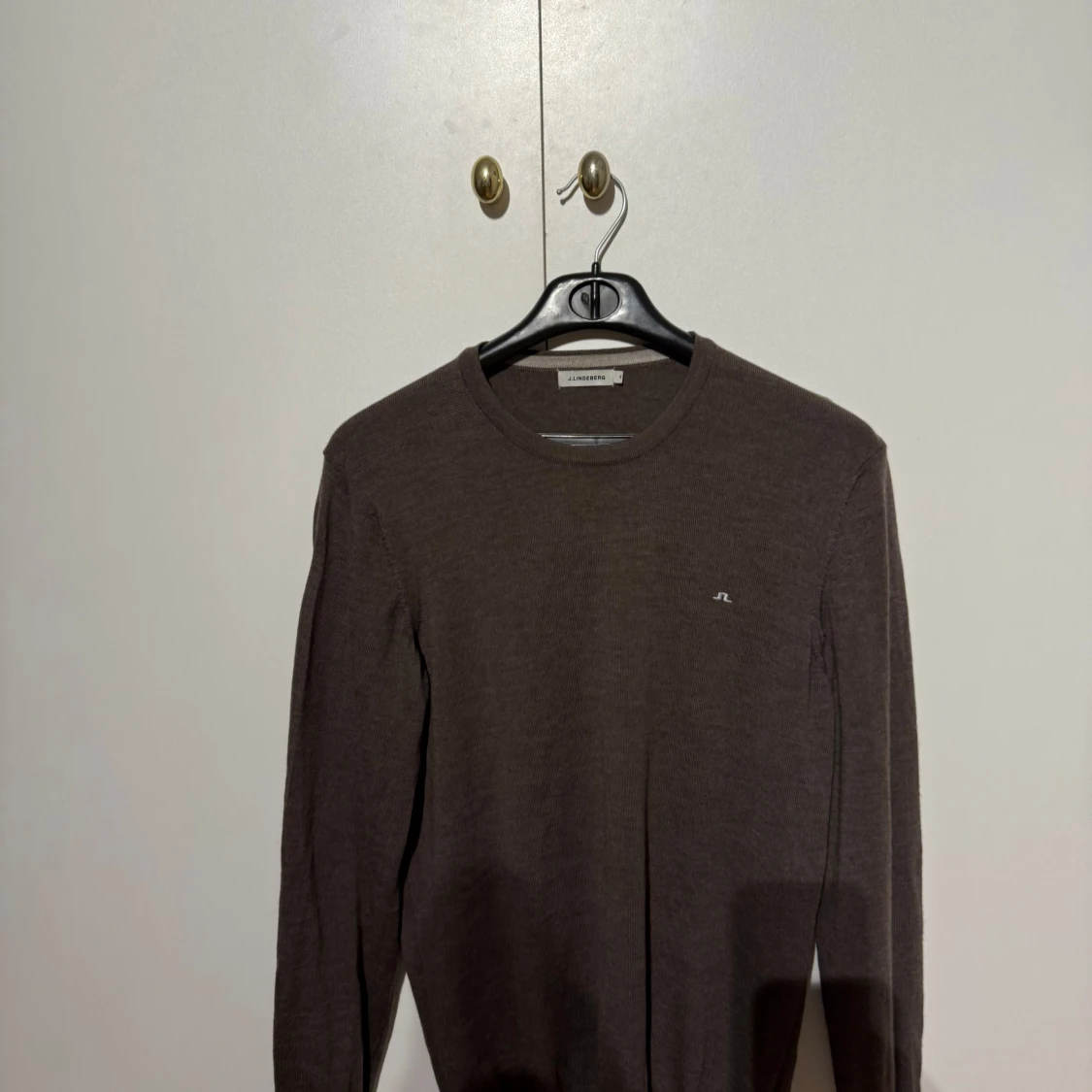 Brun Merinotröja från J.Lindeberg