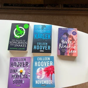 Bokpaket med fem böcker - Säljer fem böcker: 'The Ballad of Songbirds and Snakes' av Suzanne Collins, 'Förbannade kärlek', 'Dina perfekta sidor', '9 November' av Colleen Hoover, och 'You've Reached Sam' av Dustin Thao. Perfekt för dig som älskar spännande och romantiska berättelser. Går att köpa alla eller välja ut vilka man vill ha! 70kr styck!