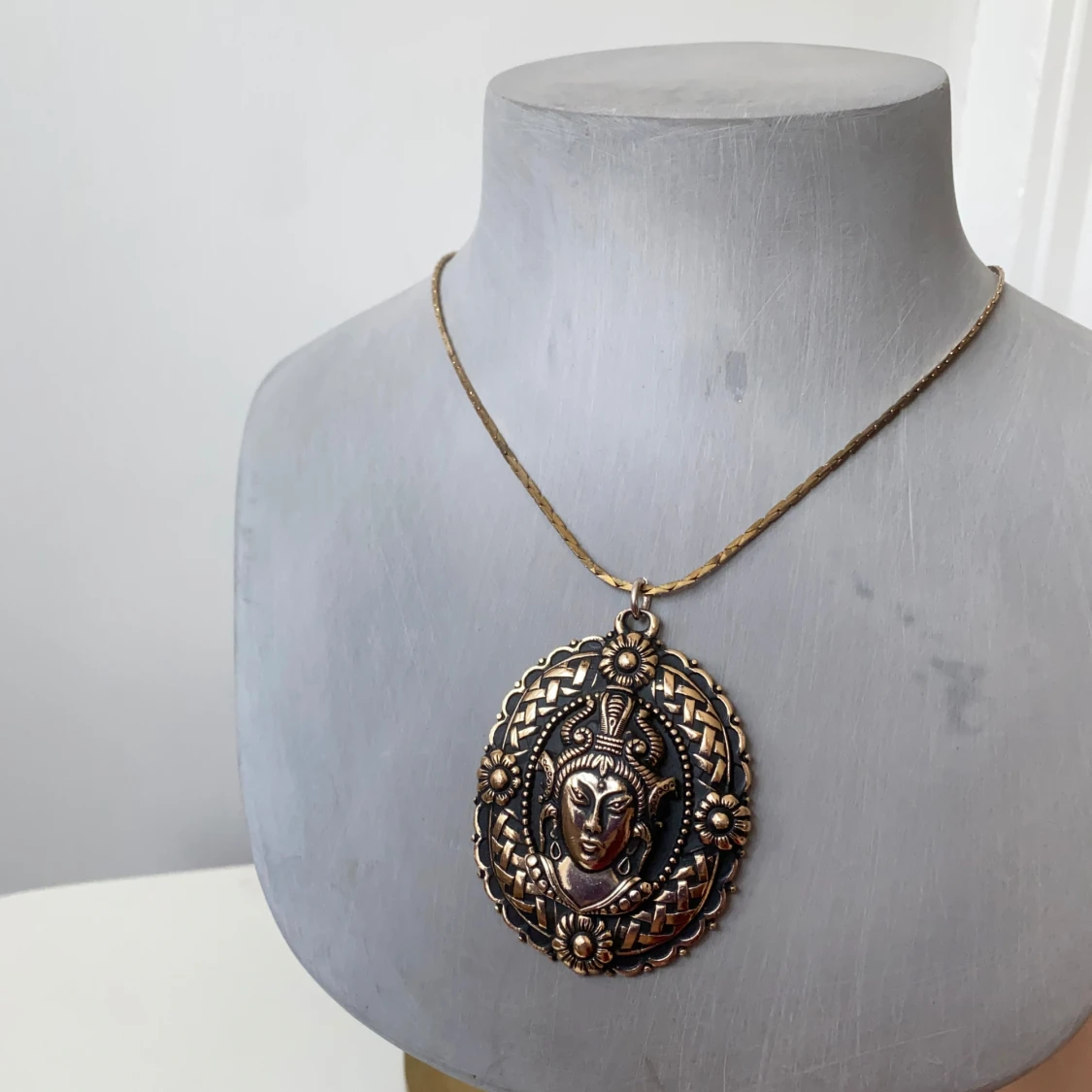 guldhalsband med dekorativt hänge