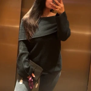 Mörkgrön offshoulder tröja - Snygg mörkgrön offshoulder tröja med lång ärm. Perfekt för en stilren look och kan enkelt matchas med olika outfits. Mjuk och bekväm att bära.