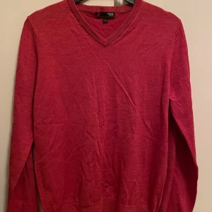 Merinoulltröja, herr, i stl M från Dressmann - Använd fåtal ggr, tvättad en gång, inget slitage/inga noppor, det finns ett pyttestygn som knappt syns men vill informera iaf.  Färgen syns bäst på de sista bilderna, inte röd utan roströd/orange melerad.  Nypris: 699 sek, Pris nu: 70 sek   Vår bästsäljande merinotröja i 100 % merinoull. Merinoullen värmer lätt trots att den är tunnare i tyget och tröjan är ett perfekt basplagg som är lätt att matcha med andra plagg. Tröjan är också den perfekta presenten till mannen som älskar en bra tröja. 