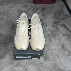 Beige sneakers från New Balance - Snygga beige sneakers från New Balance med klassisk snörning och stilren design. Perfekta för en avslappnad stil.