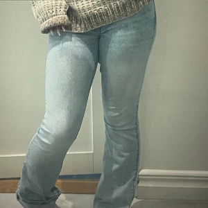 Ljusblå jeans från Perfect Jeans - Snygga ljusblå jeans från Perfect Jeans i storlek 38. De har en klassisk femficksdesign och en knappgylf. Perfekta för en avslappnad stil med en bootcut passform.