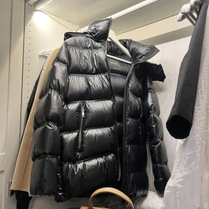 Svart pufferjacka med dragkedja - Vinterjacka från Massimo Dutti, köptes förra året🙌🏼🩷🌸