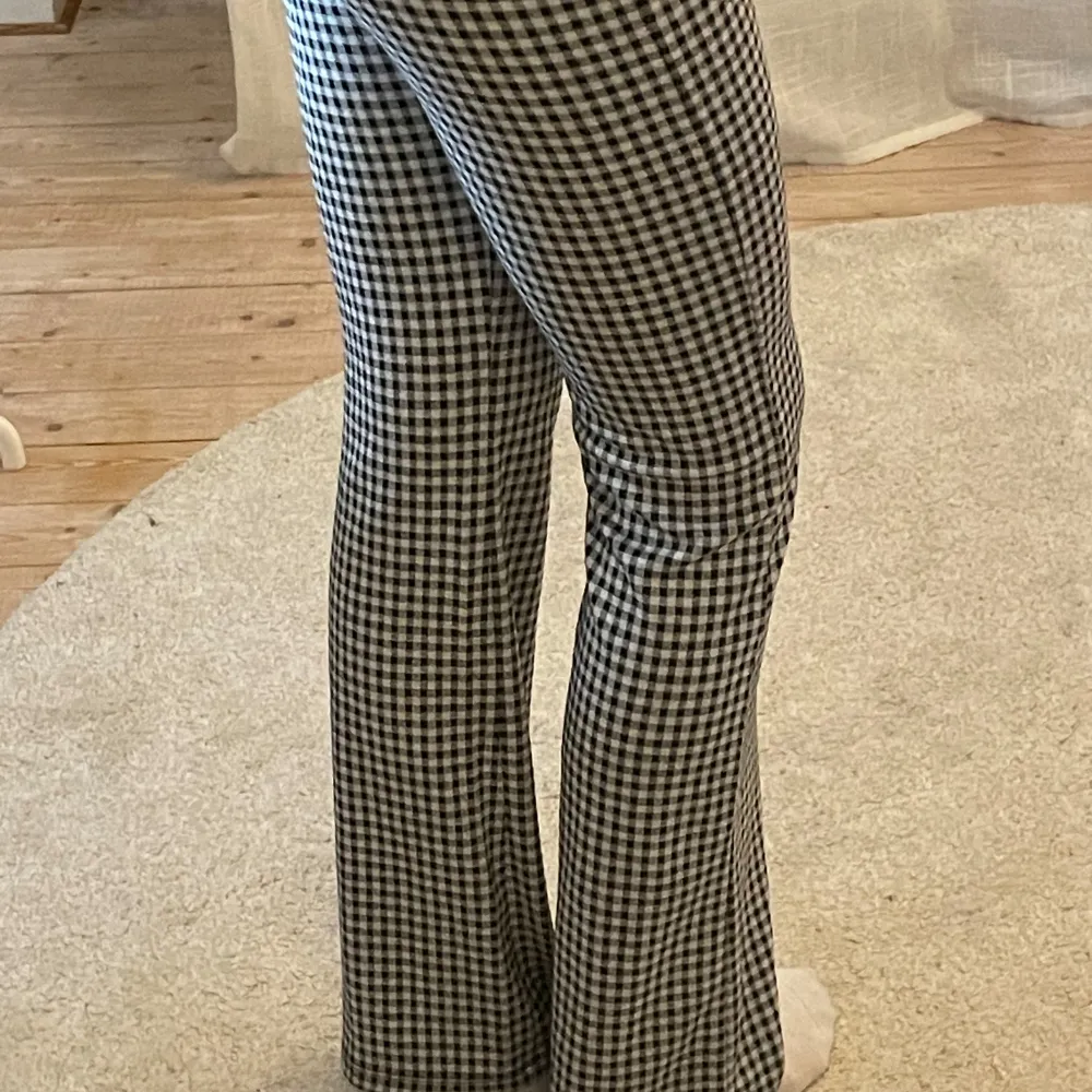 Unika svartvita rutiga yogapants med bootcut-stil från Kappahl. De är höga i midjan men går jättebra att vika ner om man vill. Storlek 170 men passar även xs/s. Endast testade! 💞. Farkut & Housut.