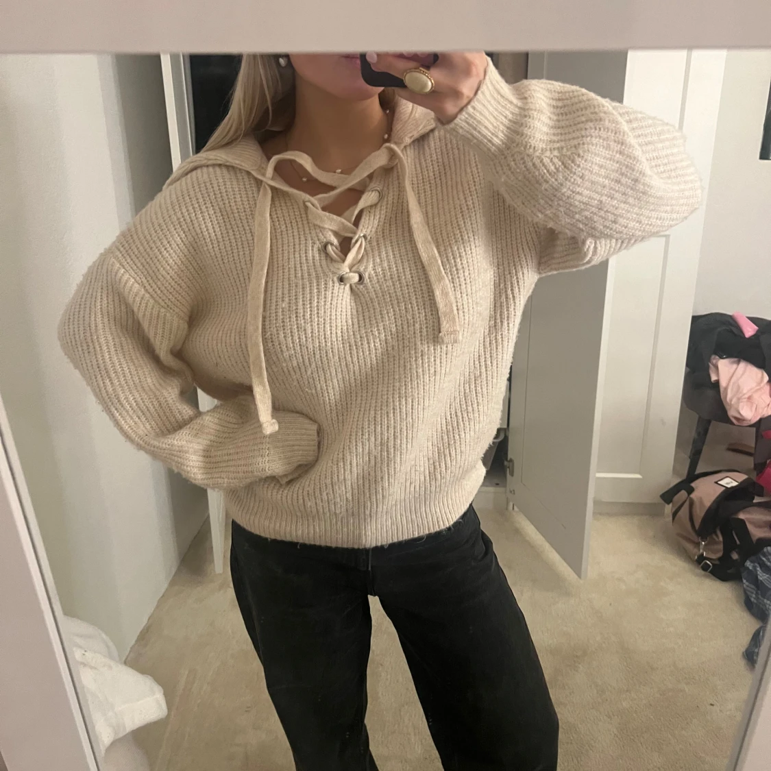 Beige stickad tröja med snörning