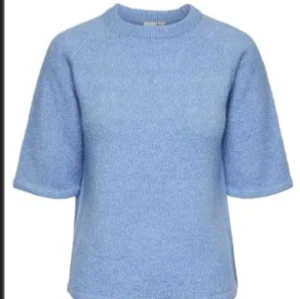 Blå tröja med korta ärmar - Säljer en mjuk och bekväm blå tröja med korta ärmar. Perfekt för en avslappnad stil. Tröjan har en enkel design och är lätt att matcha med olika outfits.