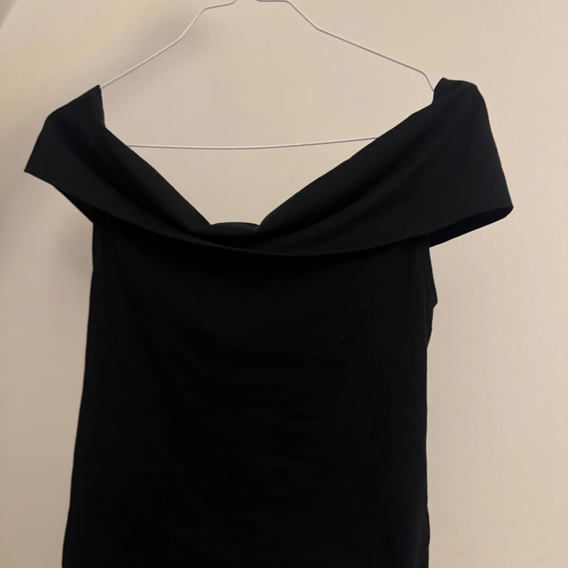 Svart offshoulder topp från Stories - 90