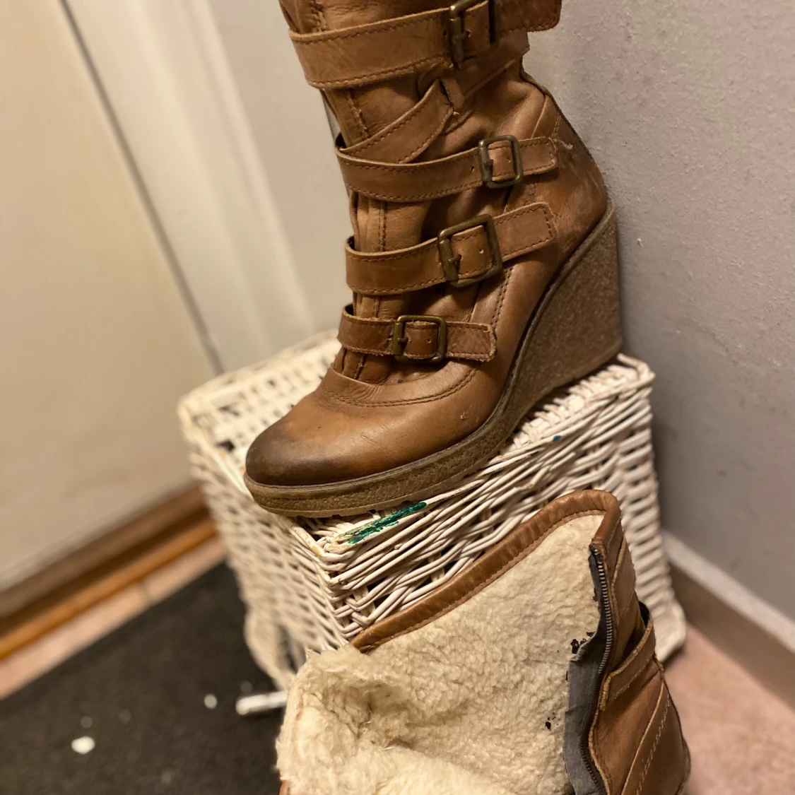 Bruna kilklackade boots med spännen - 90