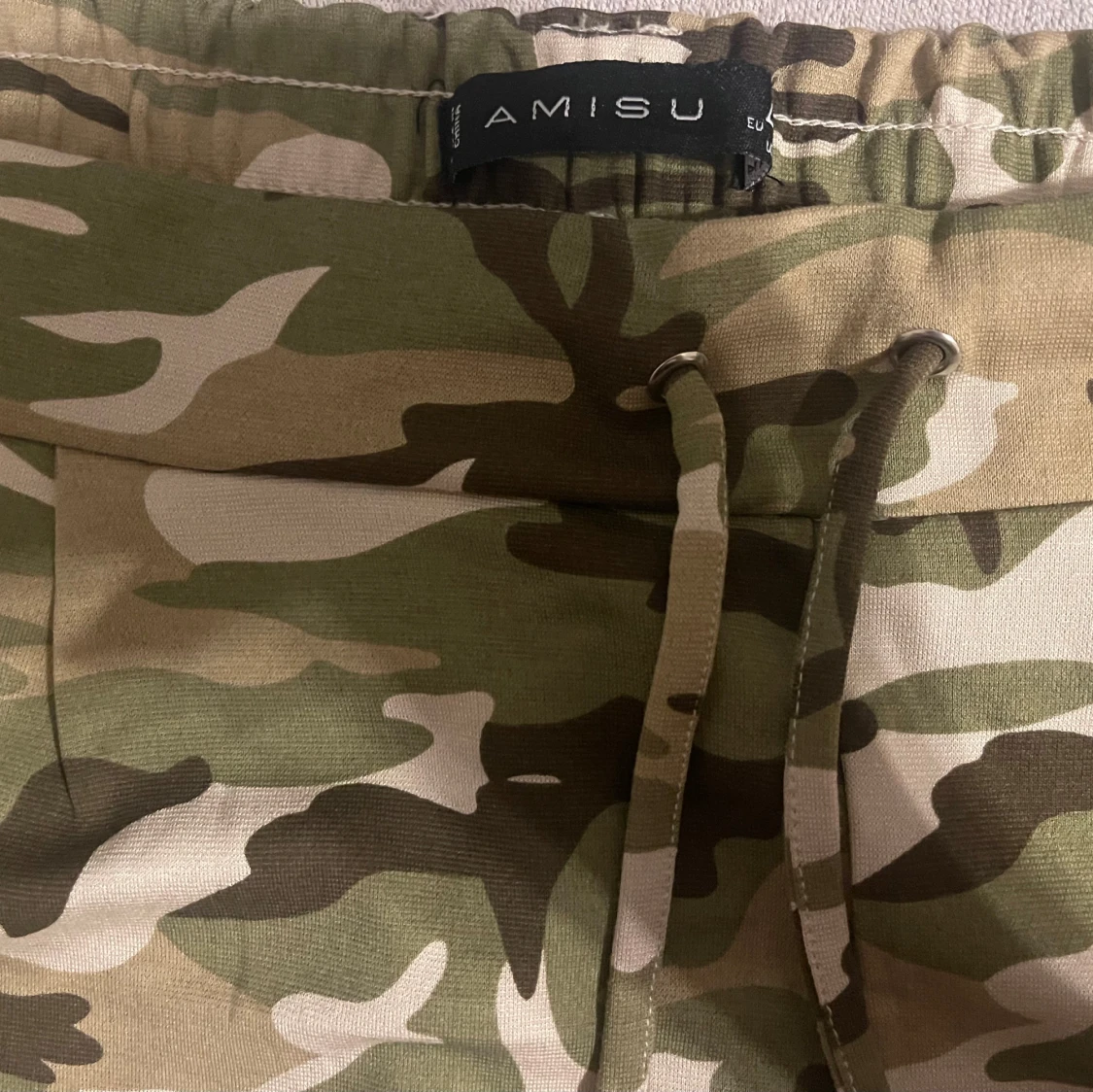 Kamouflagefärgade shorts från new yorker märket  Amisu. - 91