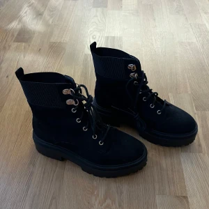 Svarta boots - Snygga svarta boots från New Look med snörning och elastiska detaljer ⭐️