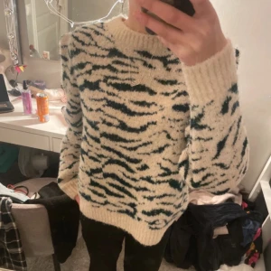 Zebra stickad tröja  - säljer denna så snygga och sköna stickade tröjan med mörkgröna zebramönster!💗perfekt nu till vintern<3