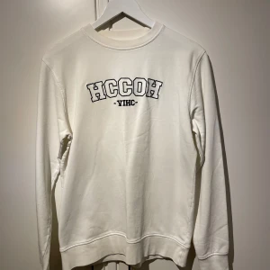 Vit sweatshirt från Victor Hccoh - Säljer en stilren vit sweatshirt från Victor Hccoh med tryck på framsidan. Bra skick
