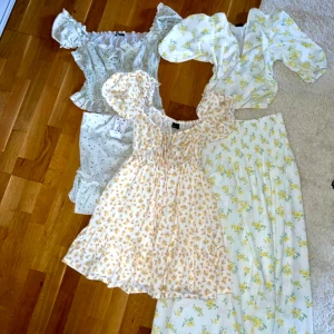 Gina tricot blommigt klädpaket💐 - Säljer 2 set och en klänning från Gina tricot  Allt är med blommigt mönster 🌼  Första settet är ett grönt pistage färgat set med top och kjol i storlek S i kjol & M i top  Andra settet är vitt & gult med top & maxi kjol i storlek S i kjol & M i top  Klänningen är i storlek XS men är super stretchig så passar upp till M ☺️  Allt är i fint skick  Och allt är från Gina tricot