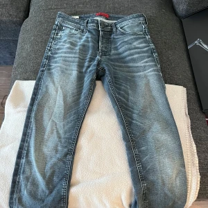 Blå slim fit jeans från Jack & Jones - Säljer ett par snygga blå slim fit jeans från Jack & Jones, modell Glenn. De har en klassisk femficksdesign och en bekväm passform. Perfekta för en stilren look. Priset kan diskuteras vid köp av alla tre jeans i min shop, annars 100kr st, byxorna är nästan sprillans nya testade en gång 