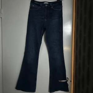 Bootcut jeans från Gina Tricot  - Ett par högmidjade boot cut jeans från Gina Tricot i storlek 36/S.  Köpt för 499kr och endast användt en gång. 