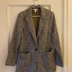 Mönstrad kavaj - Fin och i jättebra skick! Svart/vit/grå/gula detaljer