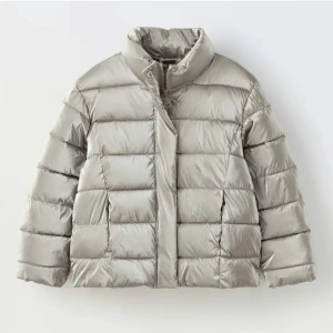 Zara jacka - Säljer denna balla silver jacka från zara! Köptes förra året men aldrig använd. Storlek 13-14/164cm. Köp direkt för 250 kr!💕pris kan dock diskuteras!!