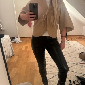 Skinn byxor med slits - Svarta skinn byxor från bikbok i s med slits