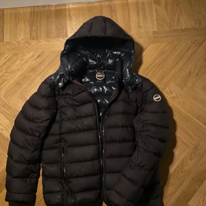 Colmar vinterjacka - Colmar jacka i fint skick, skulle säga 8/10 i skicket. Inga synliga defekter och något sånt. Hör av er vid funderingar. Nypris 4000-6000kr