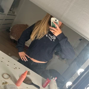 Mörkblå tjock tröja  - Mörkblå tjocktröja som går att styla upp eller ner super fin och skön .