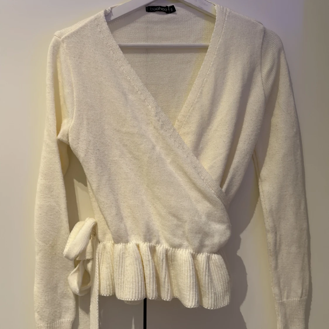 Vit omlottkofta från Boohoo