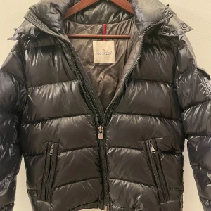 Moncler Maya  - Moncler Maya, storlek 1, 8/10 skick, Kvitto finns. Ny pris 17 000 - 18 000 kr. Finns fler bilder på etikett osv.