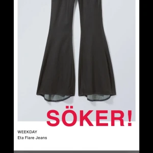 SÖKER ETA FLARE JEANS! - Hej jag söker dessa jeans från weekday! Kontakta mig gärna om du kan tänka dig sälja de till mig eller liknade jeans med stor utsvängning!
