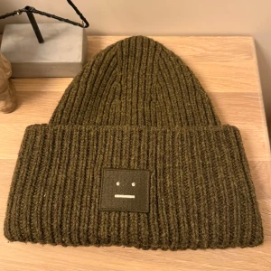 Acne studios mössa khaki - Snygg khaki färgad mössa från Acne Studios. Använd fåtal gånger då jag har massa andra mössor 😅 inga defekter överhuvudtaget, inte häller några tecken på användning. Köpt hos Acne studios för 1700kr,  skriv om du har någon fundering eller så 💕