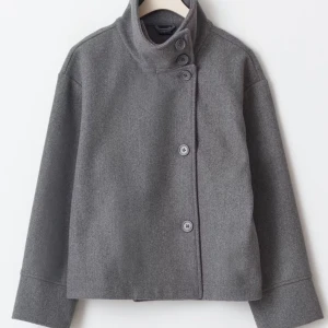 Grå kappa med hög krage - Snygg grå kappa från Gina tricot med hög krage och knappar framtill. Säljer då den inte kommer till användning, perfekt till våren och hösten💕