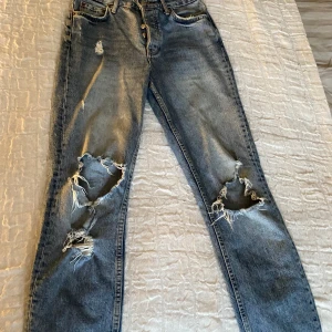 Blå jeans från Sienna - Snygga blå perfect jeans från Sienna med slitna detaljer på knäna. De har en klassisk femficksdesign och knappgylf. Jeansen sitter jättefint på. 