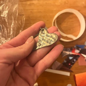 Hjärta format hänge med text - Söt! Vet ej om den är rostfri elelt riktigt silver 💕