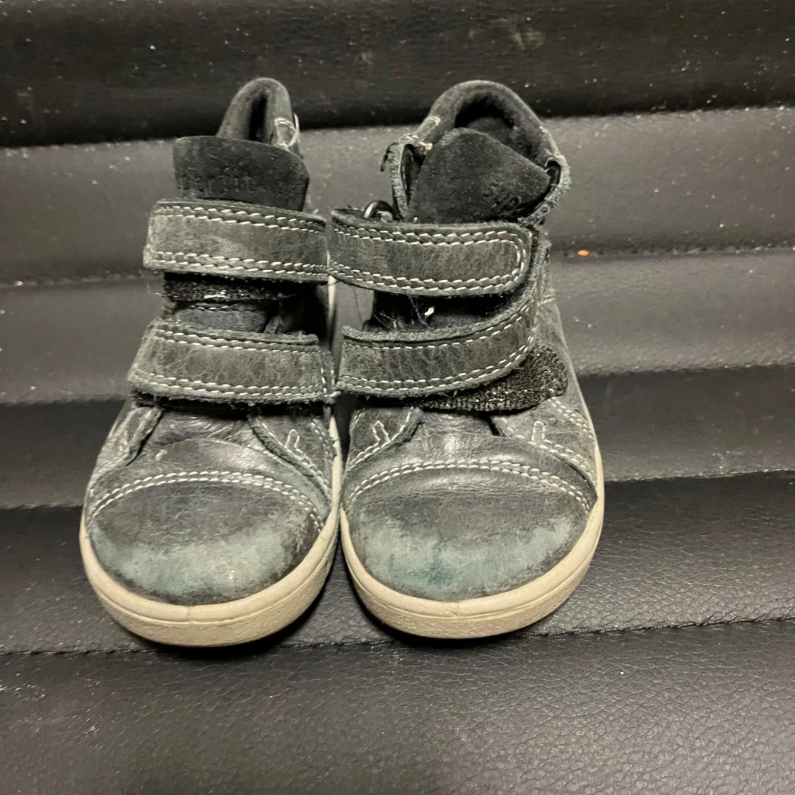 Svarta barnskor med kardborreband - 90