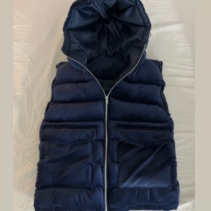 Mocka Manchester väst - En riktigt fin mocka väst i manchester mönster. Storlek M. Hör av er vid funderingar!