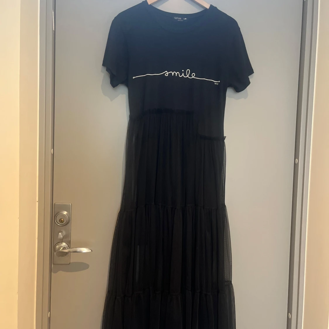Svart klänning med text från Wiya - 90