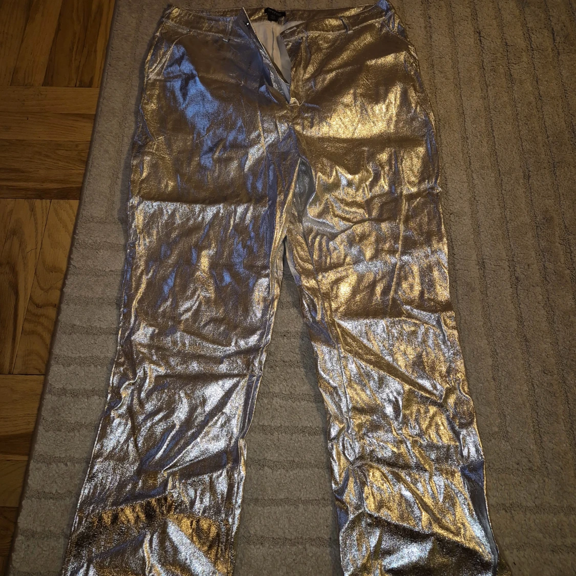 Glittriga silverbyxor