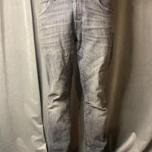 Grå jeans från A.P.C. - Snygga grå jeans från A.P.C. med en klassisk femficksdesign. De har en rak passform och är tillverkade i ett slitstarkt denimtyg. 