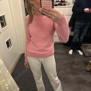 Rosa tröja från Desti Node - Säljer en söt rosa tröja från Desti Node i storlek XS. Tröjan har en klassisk design med rund hals och långa ärmar. Perfekt för en avslappnad stil. Tröjan är snygg nu när det är kallare ute och funkar bra på sommarkvällarna💘🎀