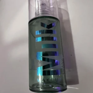 Intressekoll på denna primer från milk - Kollar om nån är intreserad av att köpa den här primern från milk makeup den är inte så mycket använd🩷