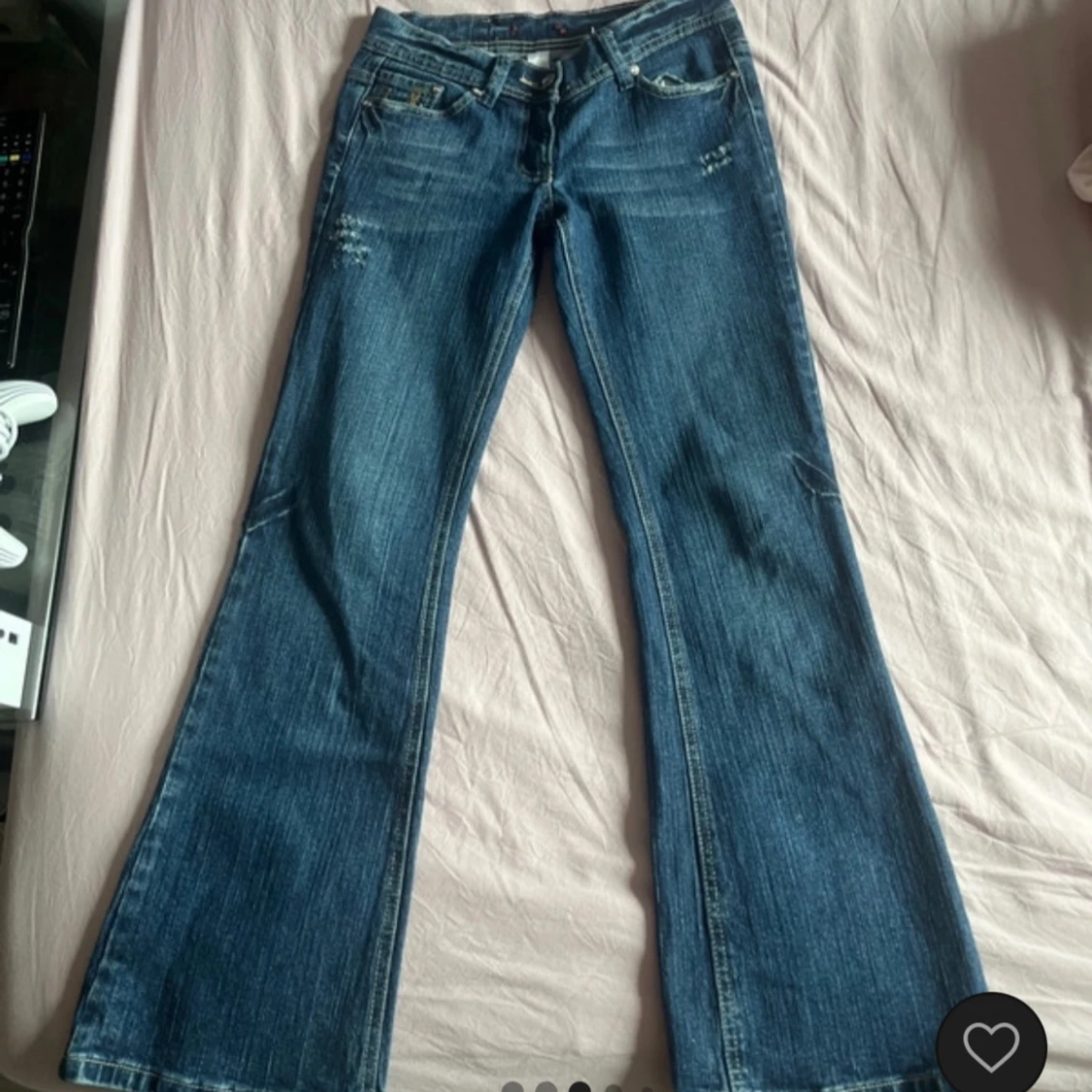 Blå bootcut jeans med detaljer